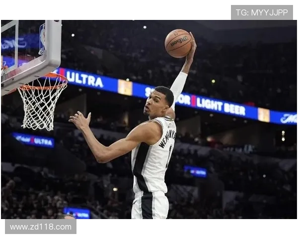 马刺新星扣篮失误约翰逊捡漏